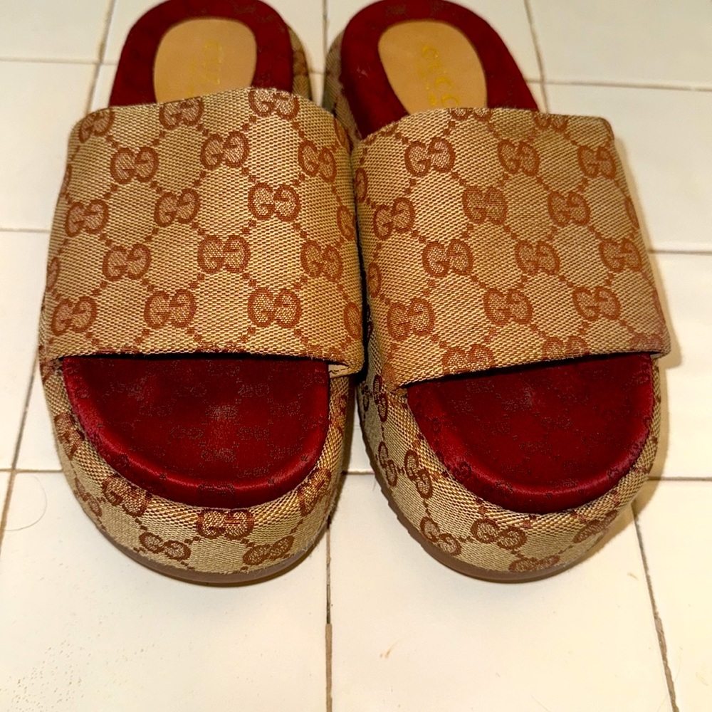 NEW Gucci brand slides, sandals, mules. Size 7 1/2.